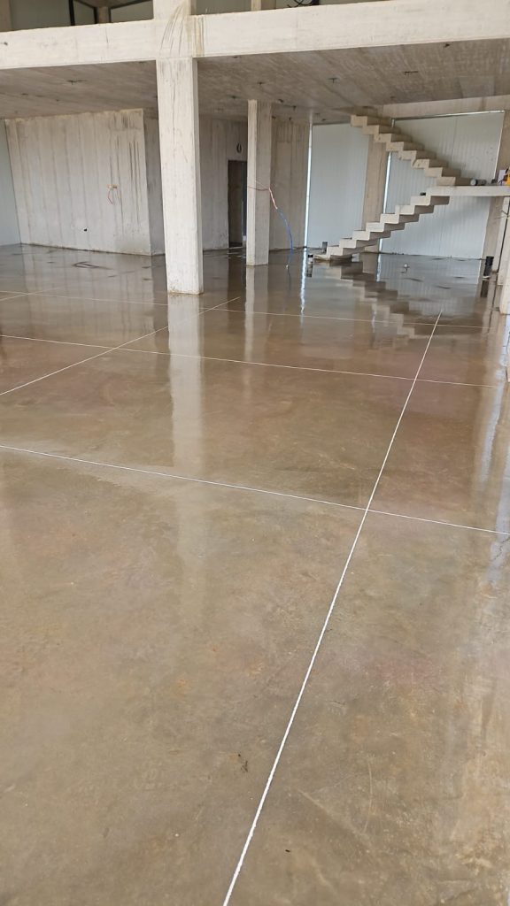 ריצוף מוחלק בבית בזמן שיפוץ