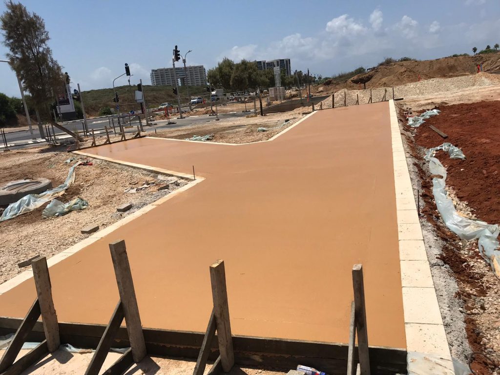 משטח בטון מוחלק בסביבה חיצונית
